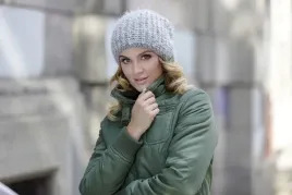 ciemno-bezowa-czapka-damska-beanie-zimowa-splot-w-warkocz-polska-hermina