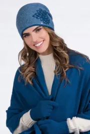 turkusowa-czapka-damska-beanie-w-pepitke-ozdobny-brzeg-i-aplikacja-delta