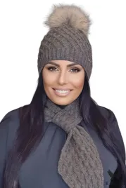 brazowa-czapka-damska-z-pomponem-ciekawy-splot-i-sciagacz-polska-shakti