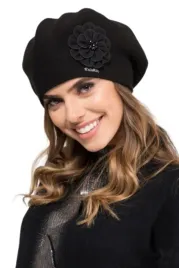 czarny-klasyczny-beret-damski-zimowy-zdobiony-kwiatem-polski-kamea-kama
