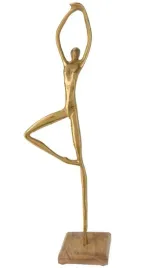 dekoracyjna-figurka-joga-zlota-48cm-drewniana-podstawka