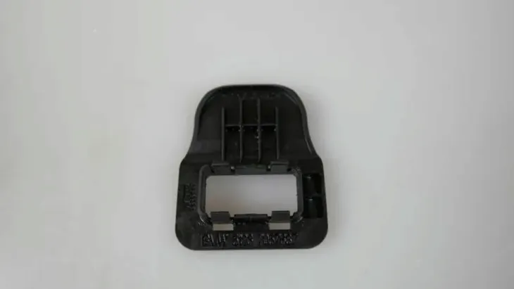 element-zaczepu-pokrywy-silnika-bmw-e60-e61-e63-stan-nowy