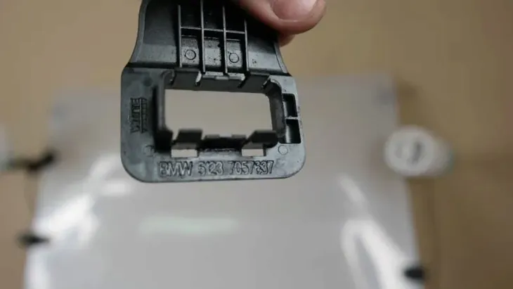 element-zaczepu-pokrywy-silnika-bmw-e60-e61-e63-typ-samochodu-samochody-osobowe
