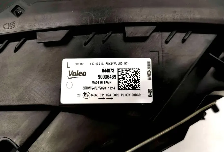 reflektor-swiatel-przednich-044873-regulacja-wysokosci-elektryczna