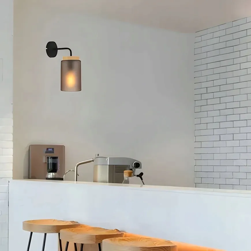 nowoczesny-kinkiet-z-kloszem-z-mrozonego-szkla-minimalistyczny-styl-e27