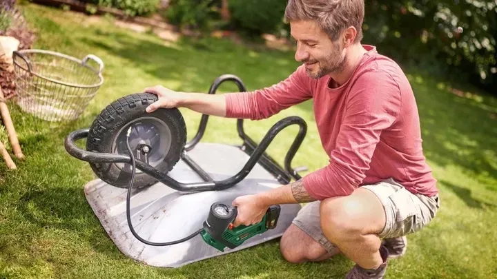 pompka-kompresor-universalpump-18v-bosch-korpus-marka-bosch