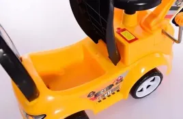 maly-inzynier-operator-koparki-jezdzik-pchacz-koparka-z-ruchomym-ramieniem