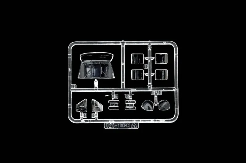 1-72-uh-60-black-hawk-night-raid-marka-italeri