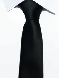 elegancki-krawat-meski-klasyczny-czarny-gladki-lekko-blyszczacy-modny