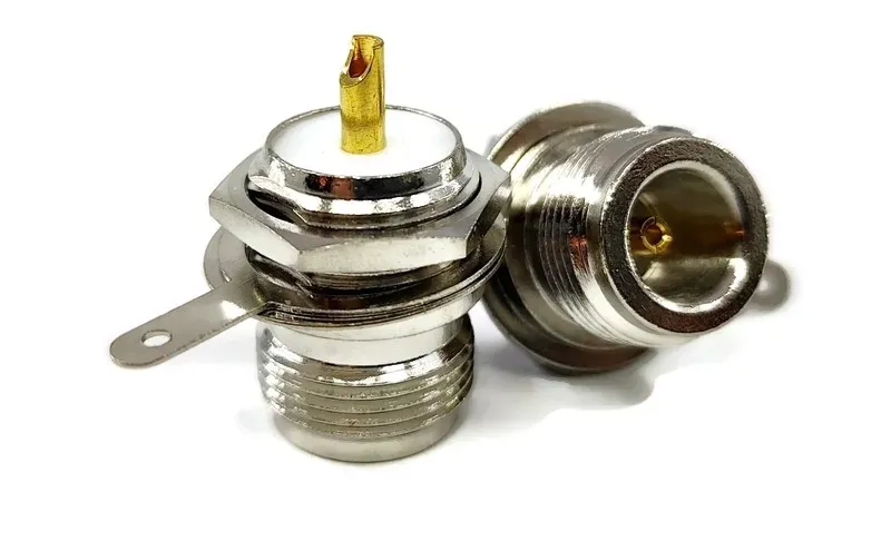 gniazdo-n-do-obudowy