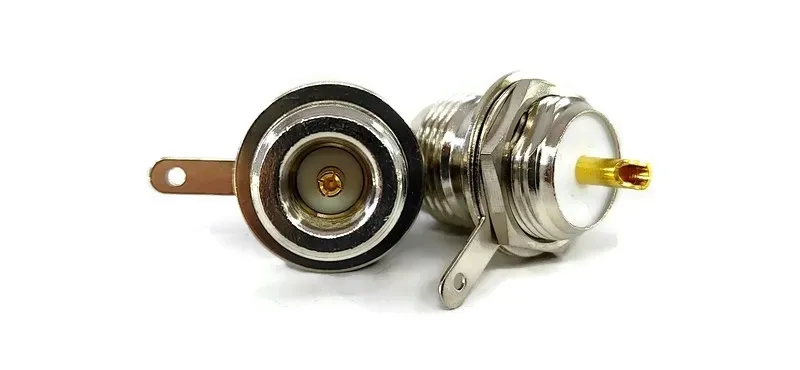 gniazdo-n-do-obudowy