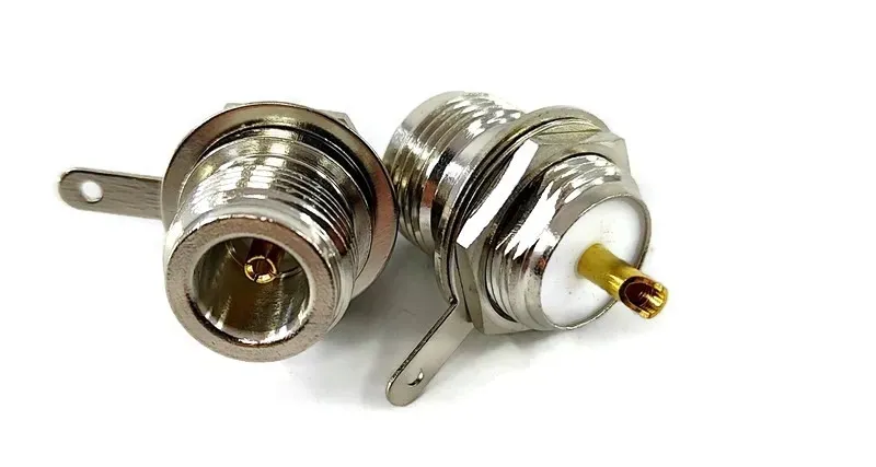 gniazdo-n-do-obudowy