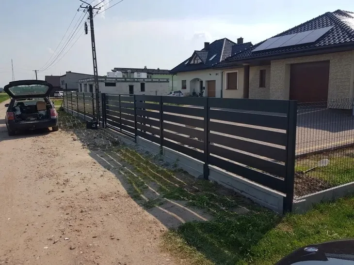 panel-ogrodzeniowy-palisada-plot-przeslo-material-dominujacy-stal