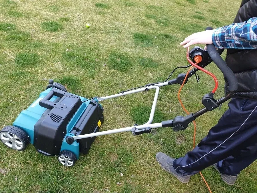 wertykulator-elektryczny-makita-uv3600-1800-w-36-cm