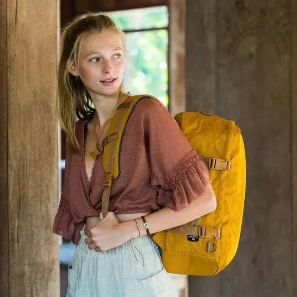 plecak-40x30x20-classic-backpack-28l-orange-chill-cabinzero-nazwa-koloru-producenta-orange-chill