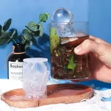 silikonowa-forma-do-lodu-kosmonauta