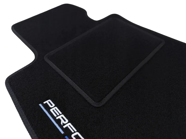 dywaniki-samochodowe-bmw-1-e82-2004-2013-4x-haft-performance-liczba-elementow-komplety