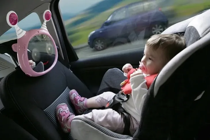 benbat-lusterko-aktywne-do-samochodu-oly-pink-cechy-dodatkowe-efekty-dzwiekowe-podswietlenie-sterowanie-pilotem