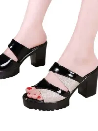shein-czarne-lakierowane-klapki-na-slupku-ze-zlotym-brokatem-405-1db