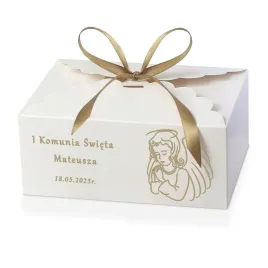 pudelko-na-ciasto-dla-gosci-z-wstazka-z-personalizowana-naklejka-na-komunie