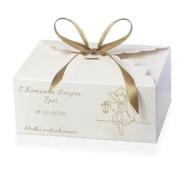 pudelko-na-ciasto-dla-gosci-z-wstazka-z-personalizowana-naklejka-na-komunie