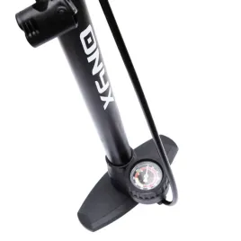 pompka-z-manometrem-do-roweru-samochodu-podlogowa-onyx