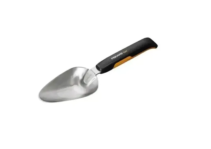 fiskars-lopatka-xact-fs1027043-material-uchwytu-metal