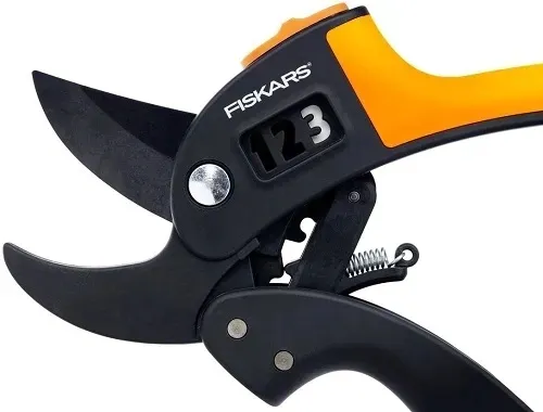 fiskars-sekator-kowadelkowy-powerstep-p83-maksymalna-grubosc-cietej-galezi-24-mm