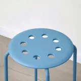 taboret-stolek-niebieski-45-cm-ikea-marius-kolor-mebla-odcienie-niebieskiego