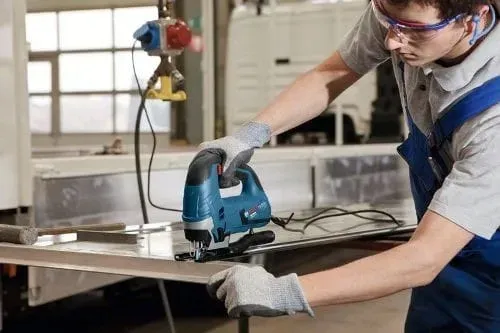 bosch-wyrzynarka-650w-gst-90-be-mocowanie-brzeszczotu-chwyt-typu-t