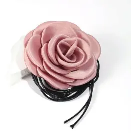 naszyjnik-choker-xl-ozdobny-kwiat-na-szyje-roza-na-rzemyku-elegancka