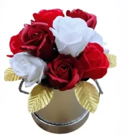 duzy-flowerbox-z-kwiatami-mydlanymi-roze-mydlane-zloto-dedykacja-stanela