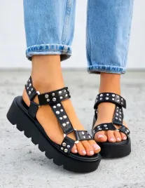 lekkie-sandaly-na-koturnie-madam-black-40