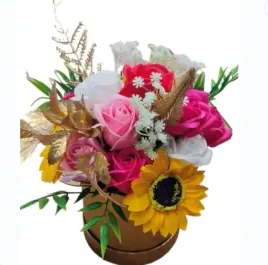 duzy-flowerbox-z-kwiatami-mydlanymi-roze-mydlane-zloto-dedykacja-stanela