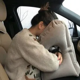 duza-poduszka-podrozna-dmuchana-pompowana-do-auta-samolotu-z-otworami