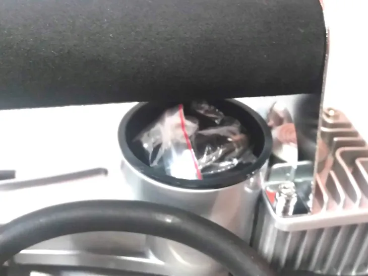 metalowy-kompresor-samochodowy-dwutlokowy-12v-marka-carcommerce-stan-nowy