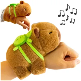 kapibara-na-reke-maskotka-z-plecakiem-pluszak-opaska-zatrzaskowa-spiewa