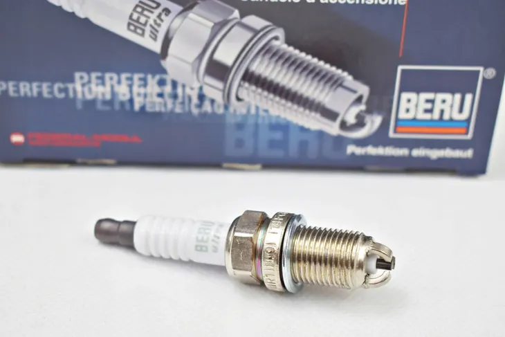 swieca-zaplonowa-z90-stan-nowy-srednica-gwintu-14-mm