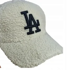 2-x-czapka-z-daszkiem-welniana-baranek-modny-dodtaek-logo-ciepla-stylowa-ek