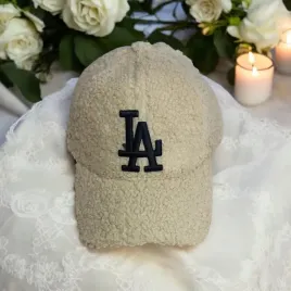 2-x-czapka-z-daszkiem-welniana-baranek-modny-dodtaek-logo-ciepla-stylowa-br