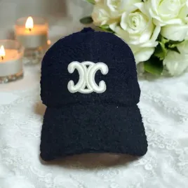 2-x-czapka-z-daszkiem-welniana-baranek-modny-dodtaek-logo-ciepla-stylowa-cz