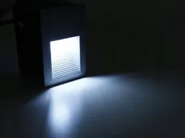 kinkiet-wpuszczany-srebrnyled-oswietlenie-zewnetrzne-aluminium-138x95x90mm