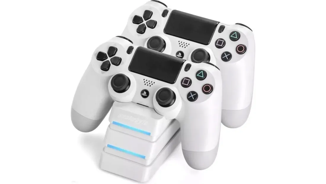 stacja-ladujaca-do-padow-playstation-ps4-biala-snakebyte