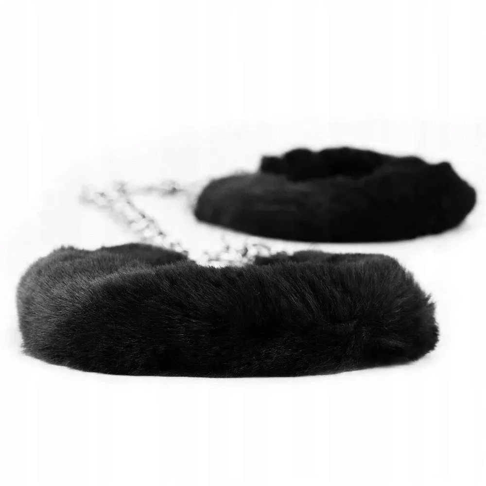 kajdanki-fluffy-leg-cuffs-czarne-waga-z-opakowaniem-0-28-kg