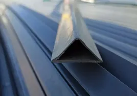 listwa-fazujaca-dreikant-utwardzone-pcv-20-mm-x-25-m-wiazka-100-mb