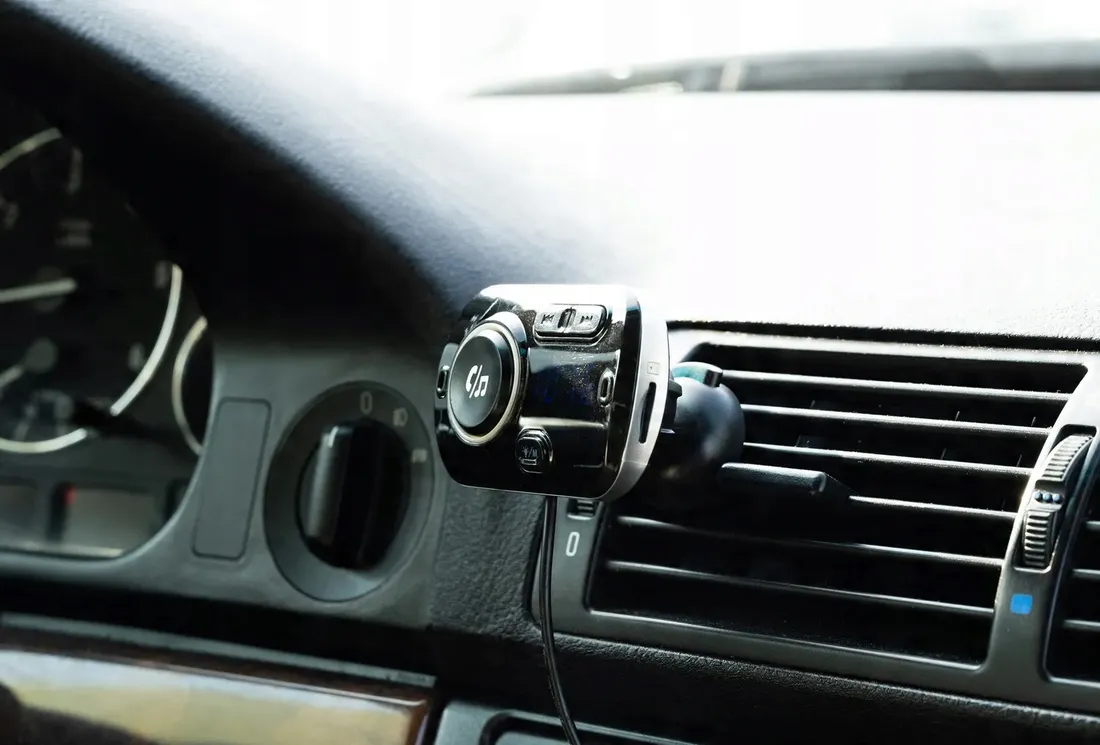 transmiter-fm-bluetooth-ladowarka-2xusb-qc-12-24v