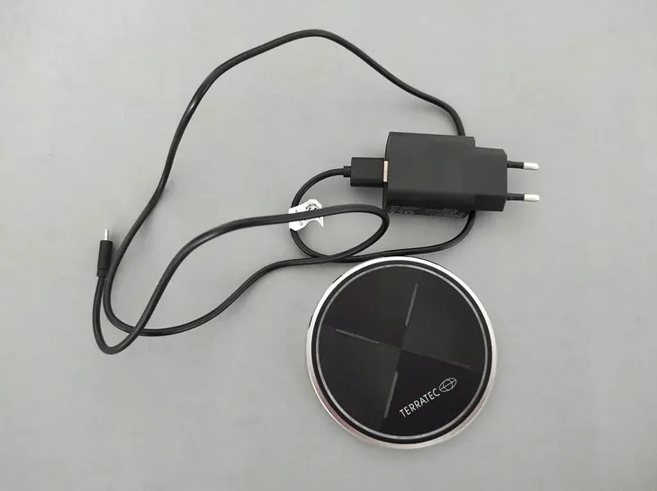 ladowarka-indukcyjna-terratec-2000-ma-przewod-w-zestawie-tak