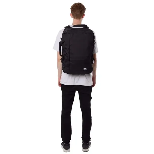 plecak-kabinowy-cabinzero-classic-44l-absolute-black-liczba-komor-1