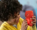 figurka-gumimalsy-interaktywny-mis-czerwony-plec-chlopcy-dziewczynki