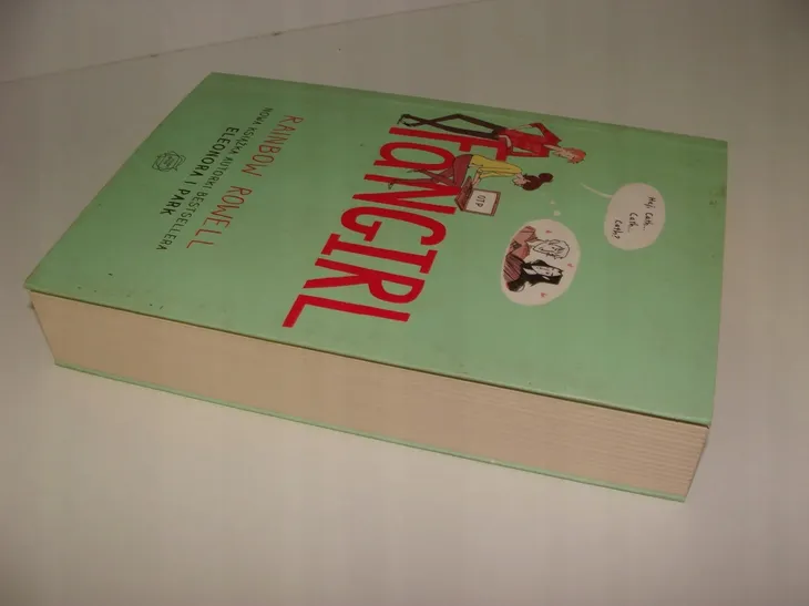 fangirl-rainbow-rowell-okladka-miekka-ze-skrzydelkami